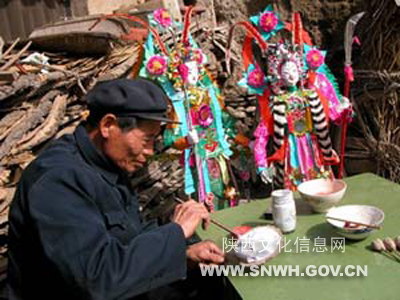 陕西户县农民画《老来乐》;图二,陕西周至县的一位农民正在做纸扎