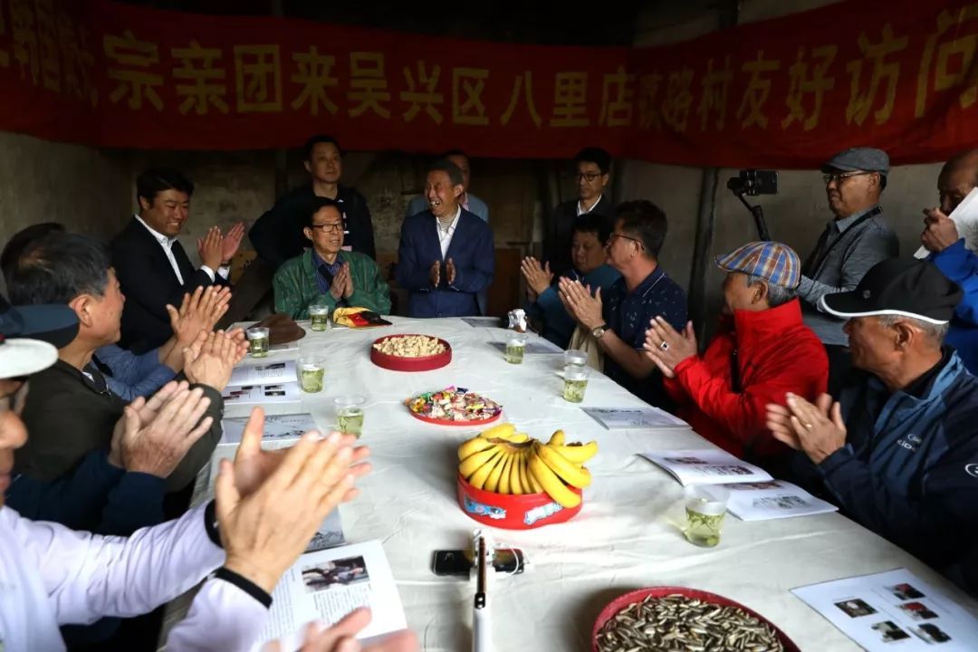 84岁的潞村慎氏,慎镛第29世孙慎玉龙(右一)在村口与韩国慎氏访亲团