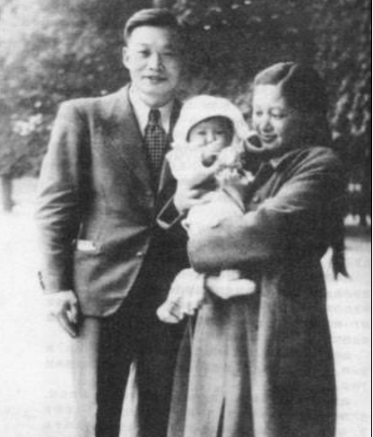 在卢森堡公园留念1948年,钱三强何泽慧夫妇抱着女儿在归国邮轮上此后