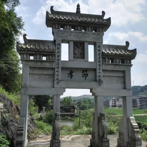 这座贞节牌坊始建于嘉庆十二年(即1807年,具有二百多年的历史.