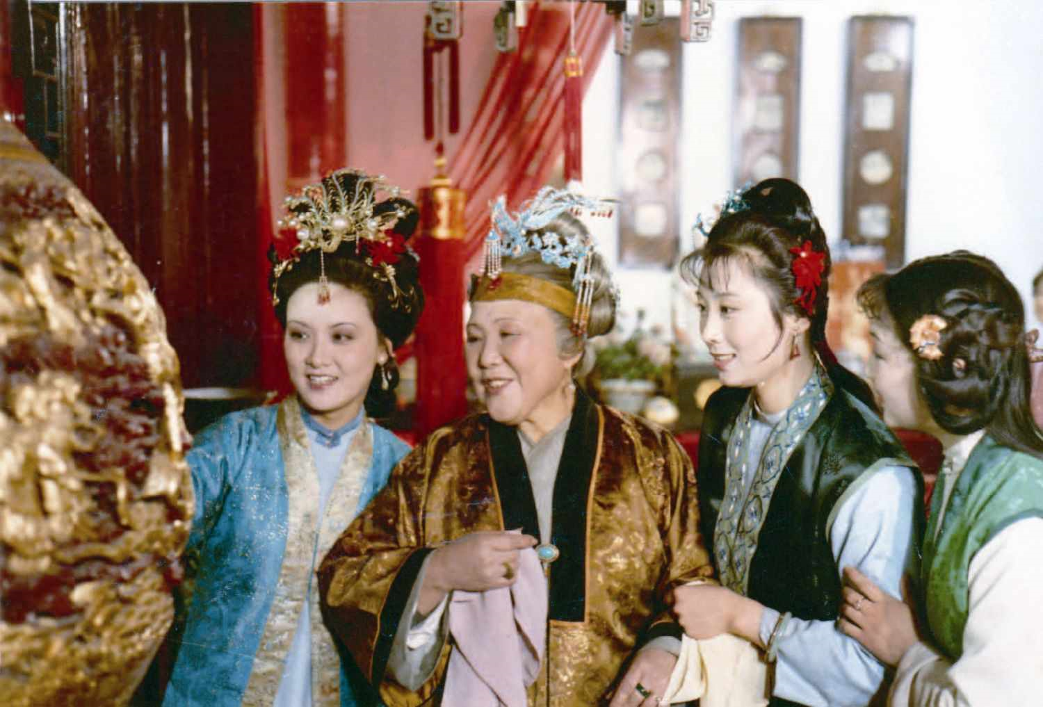 薛姨妈姓王,贾母姓史,嫁到夫家后就不用自家姓氏而改用夫姓.