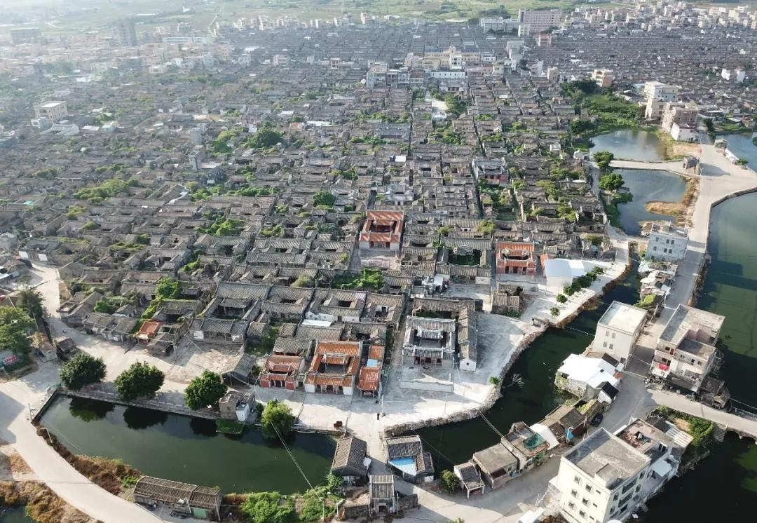 虽然京陇村的人口数量巨大,建国以后,随着人口的发展,且不断增多,村子