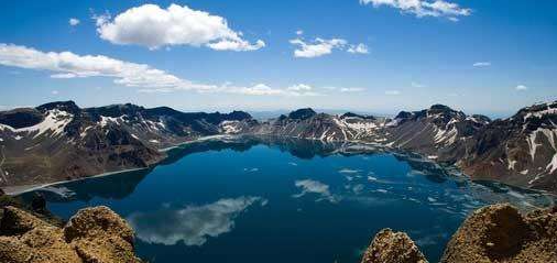 中国的长白山天池是世界上公认的海拔最髙的火山湖