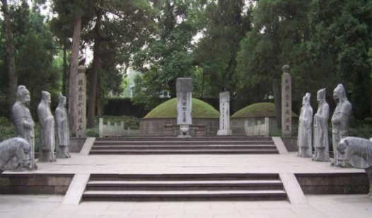 古代一牛人被人陷害,无人敢上前为他哭尸,有一人偷偷他扫墓