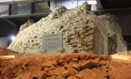 以前的雷峰塔跟现在的有什么区别，难道是照片搞得鬼