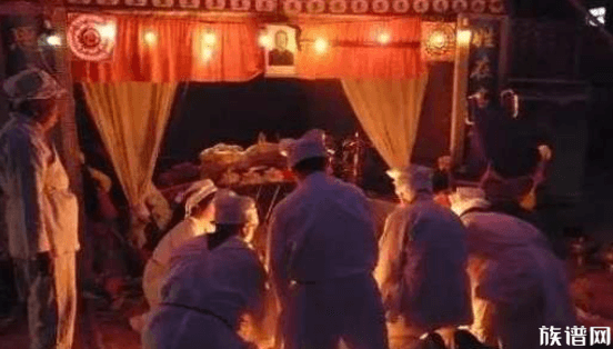 人死后要用白布盖脸，亲人要为死者守灵三天以上的依据在哪里？