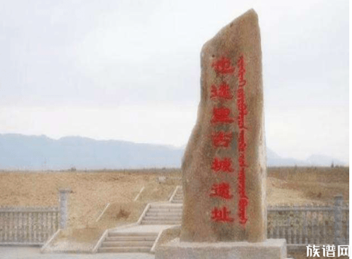 两牧民放牧,为什么突然一匹马踢出一个铜制的圆章子?