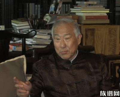 此人自称满清皇族后裔，全家只喝矿泉水，年俸比总督的还高