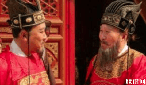 这块碑文只有四句话，大臣路过须下马参拜，皇帝路过要行礼