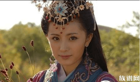 历史上她先后嫁给父子二人，并都给他们都生了孩子。