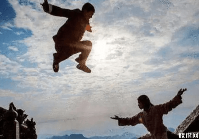 游客拍到一男子疑似在江面行走,古代轻功是真的吗?