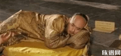 皇帝竟成乞丐帮主,满朝大臣为何朝服上打满补丁?