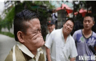 这张脸丑到恐怕只有他妈会爱他，但他就靠这张脸赢得吉尼斯氏世界纪录