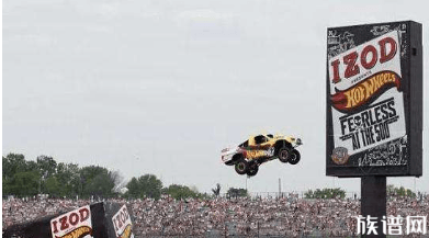 美国特技赛车手唐纳•福斯特 飞车跃百米，刷新世界纪录