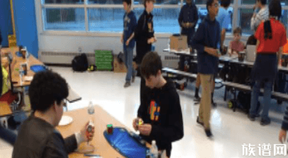 美国15岁少年只花了5.25秒就破解了3x3x3魔术方块，刷新世界纪录