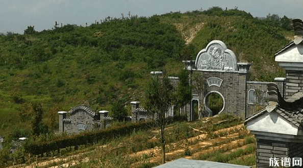 家谱中该如何明确表达祖坟的位置?除方位外,还要记载哪些祖坟的信息?