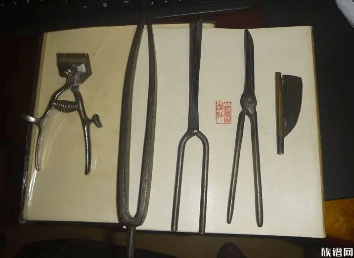 6岁女孩天生爆炸头不想上学,古代的理发师是什么时候有的?