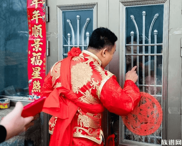 班主任出嫁全班男生爬墙堵门,嫁娶拦门的习俗是从什么时候开始的?
