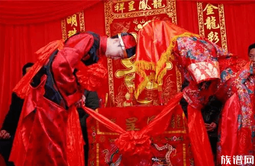 班主任出嫁全班男生爬墙堵门,嫁娶拦门的习俗是从什么时候开始的?