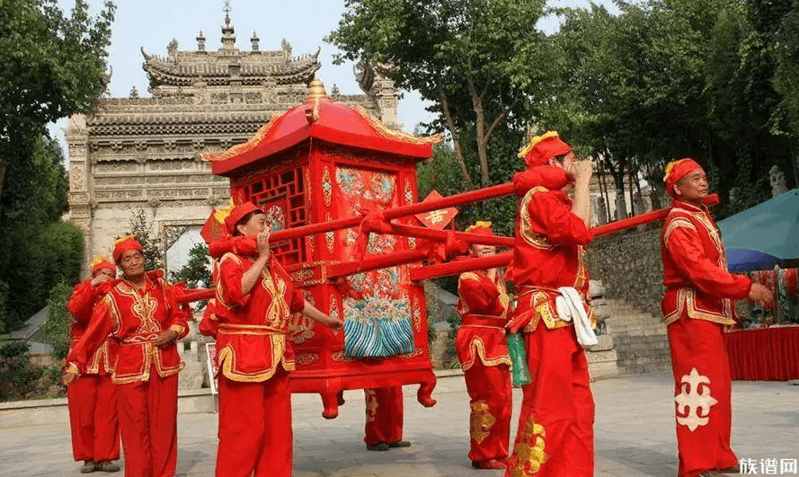 图源网络古代正式的婚礼环节包括:花轿迎亲,拜堂,宴宾,闹洞房,合卺与