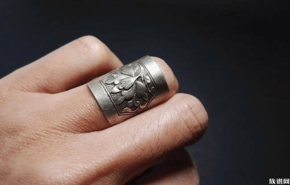 在新时期时代,戒指主要由动物骨头,石头制成;商周时期有青铜戒指;春秋