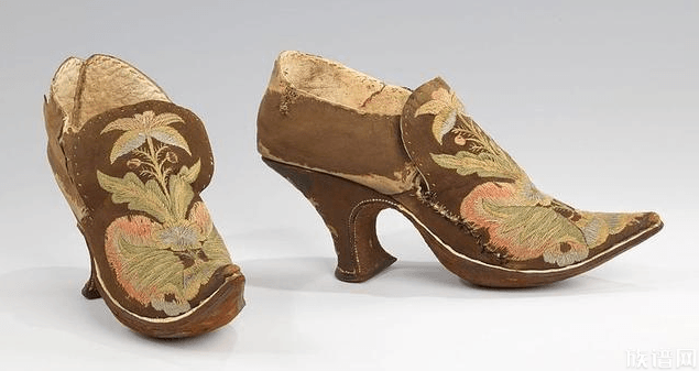 女生穿10公分高跟鞋爬泰山,古代高跟鞋经历了怎样的发展?