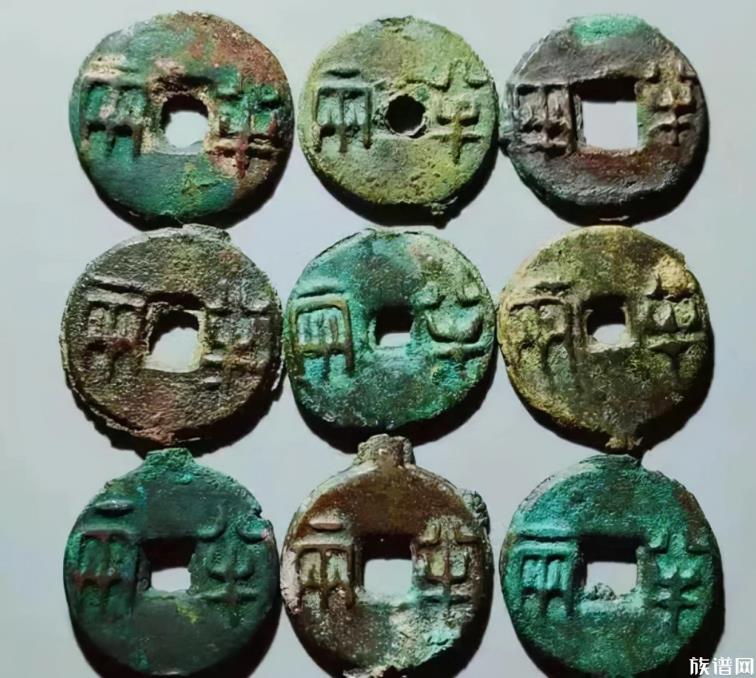 女子现金被风吹跑众人80秒捡回6000,古代的“钱”长什么样?