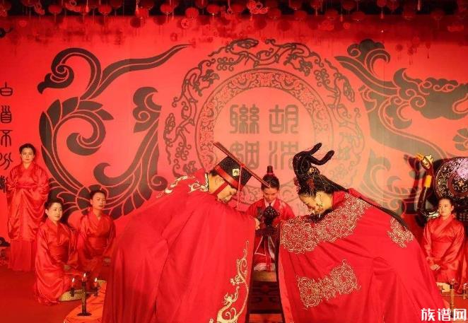 新娘婚礼当天穿上奥特曼服装,历朝历代的婚服是怎样的?