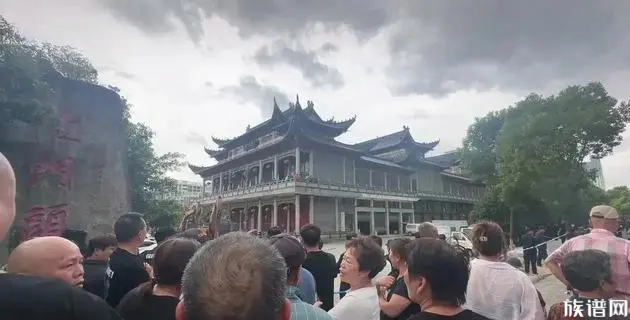 浙江温州苍南黄氏宗祠再次面临开发商强拆,引发村民不满。