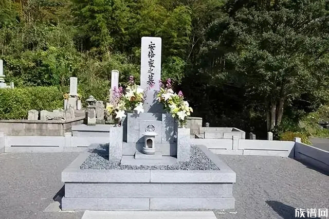为什么日本安倍的墓碑上使用汉字?