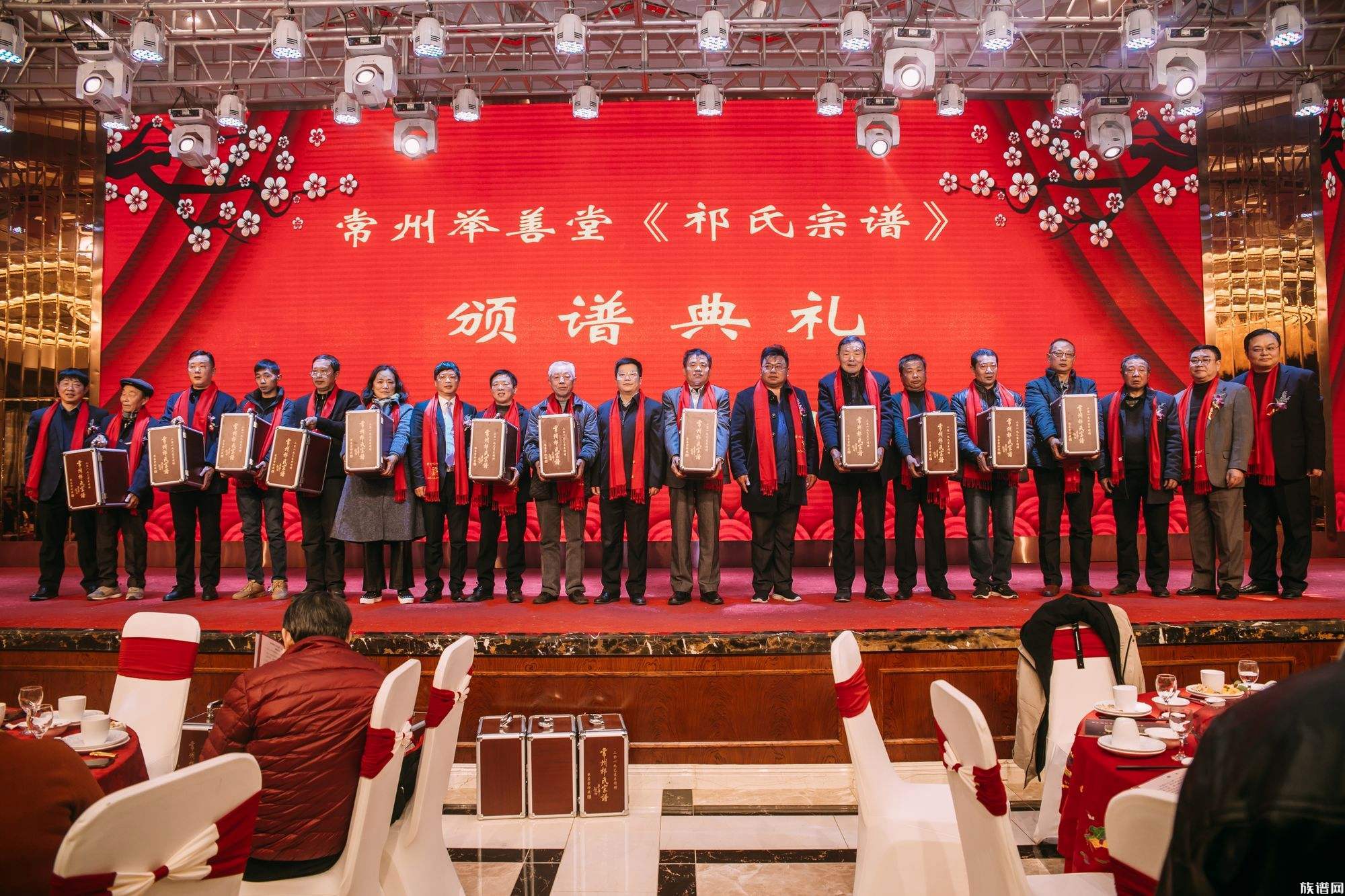 “家谱修谱狂潮悄然上升!常州成为修家谱圣地,印制唯美胶片,女性平等入谱,风靡全国!”