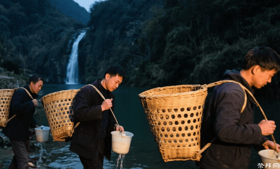 三门县杨家村等村落举行隆重的 "祭冬" 仪式，包括取水、拜天、祭祖、演祝寿戏