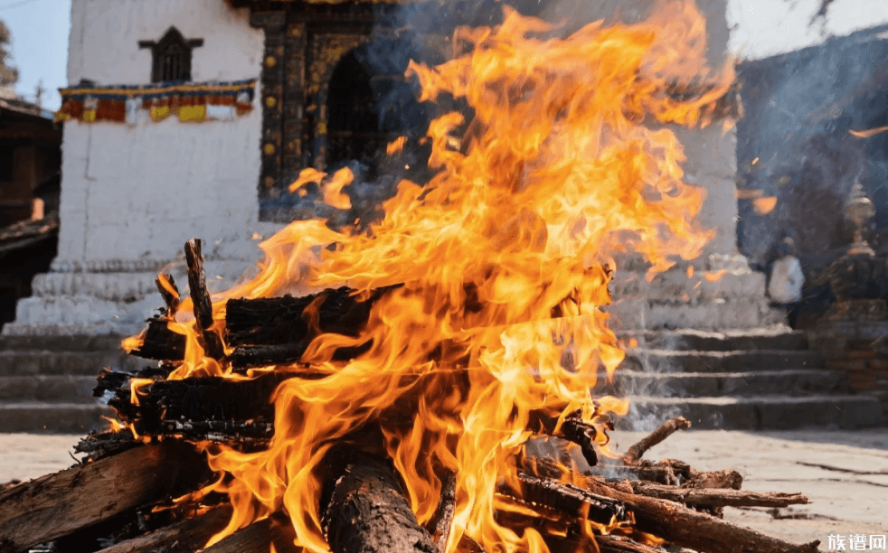 尼泊尔“烧尸庙”葬礼：巴格马蒂河畔的生死轮回仪式