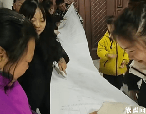 河南商丘王守杰耗时两月绘制12 米手绘家谱火了！