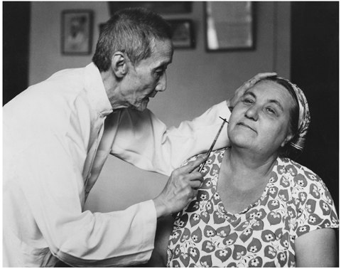 (孙惠卿给苏联专家做梅花针调理)后来,他的侄孙孙忠仁认为这一疗法是