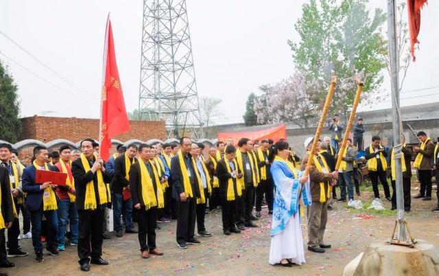 参观尚氏祠堂尚氏宗亲在新乡市西牧村举行寻根祭拜活动