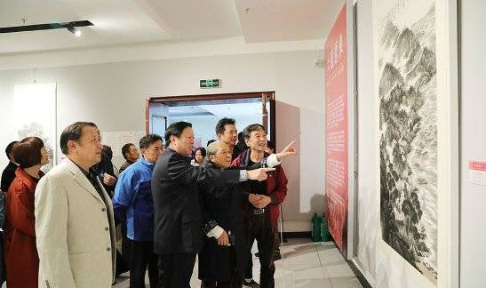 “中国当代书画十大风云人物”胥力浦在连云港成功举办山水画展