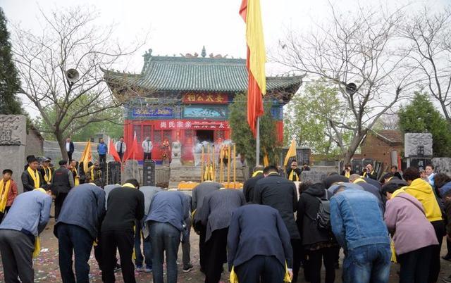 参观尚氏祠堂尚氏宗亲在新乡市西牧村举行寻根祭拜活动