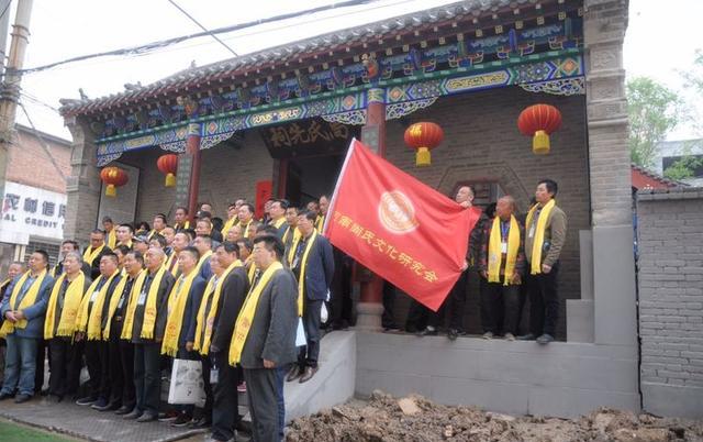 参观尚氏祠堂尚氏宗亲在新乡市西牧村举行寻根祭拜活动