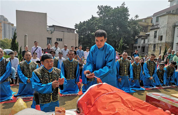 穿蓝色长袍行叩首礼云氏在白云山祭祖犹如古装大片