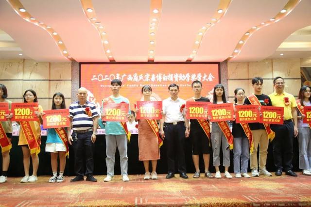 博学初中校长庞名国发言▲王力中学副校长庞博发言△中华庞氏宗亲会