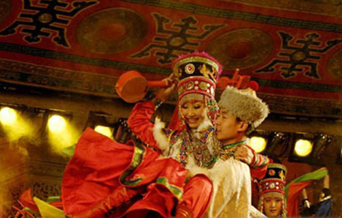 元朝是蒙古王朝,因此其服饰自然也是典型的蒙古款式
