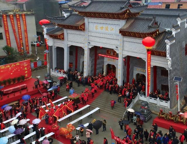上三牲燃高香祭祖,拜谱《江陵豫章丰城熊氏通谱》编修成功,为外迁熊氏