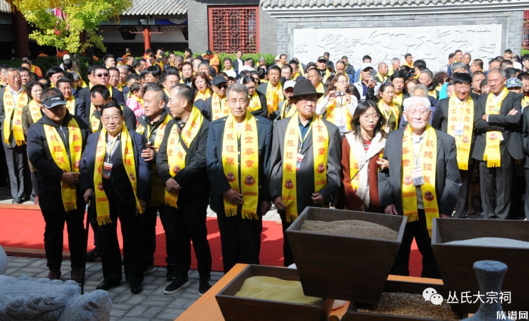 滕州丛瑞林,西宁丛贵江,北京丛庆滋,大连旅顺丛培明向先祖敬酒