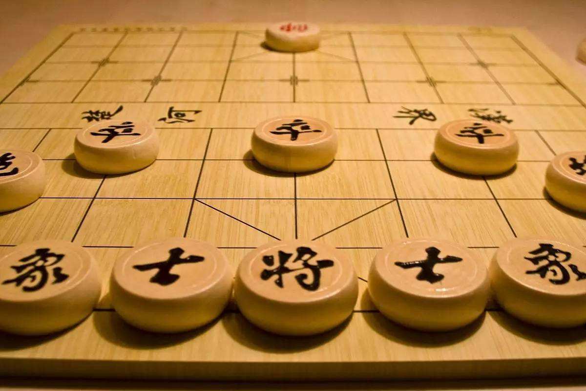 象棋很早就出现了，可是“炮”那时候还没有发明