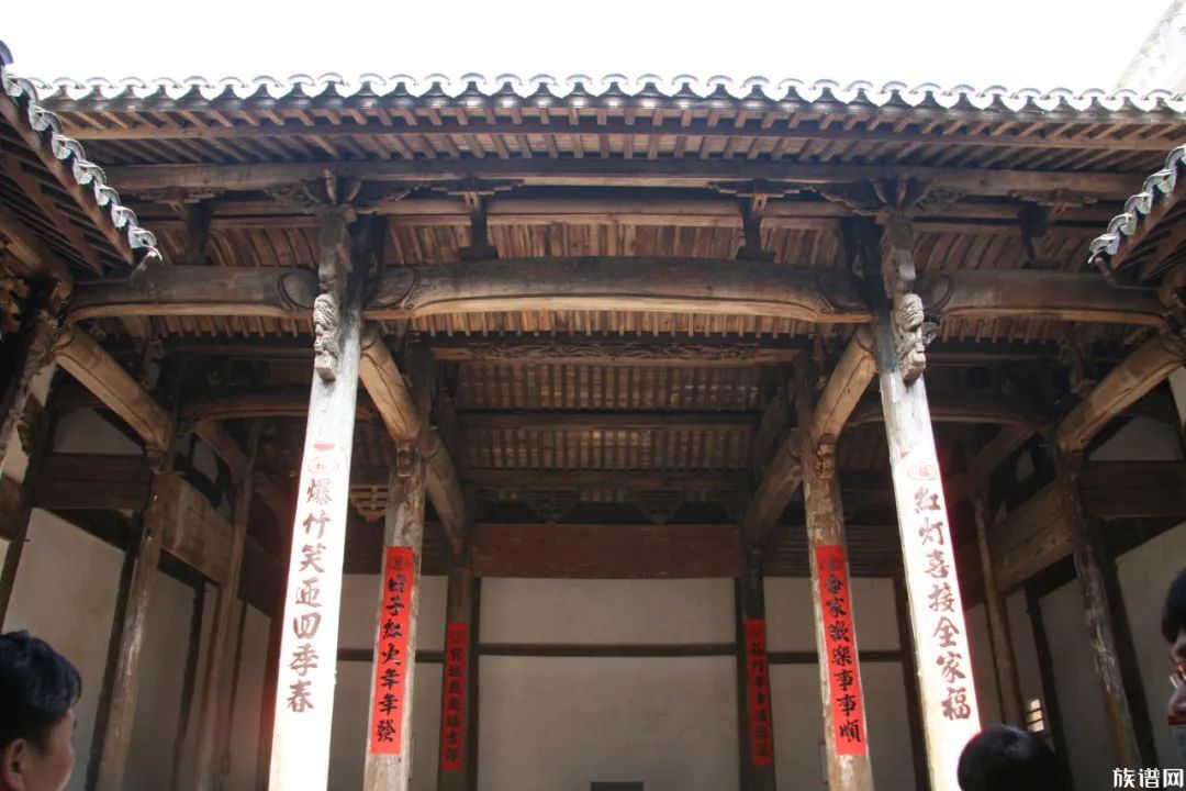 走进这个古村,有一点镜头切换太快的错觉——没有明显的村头,也不知道