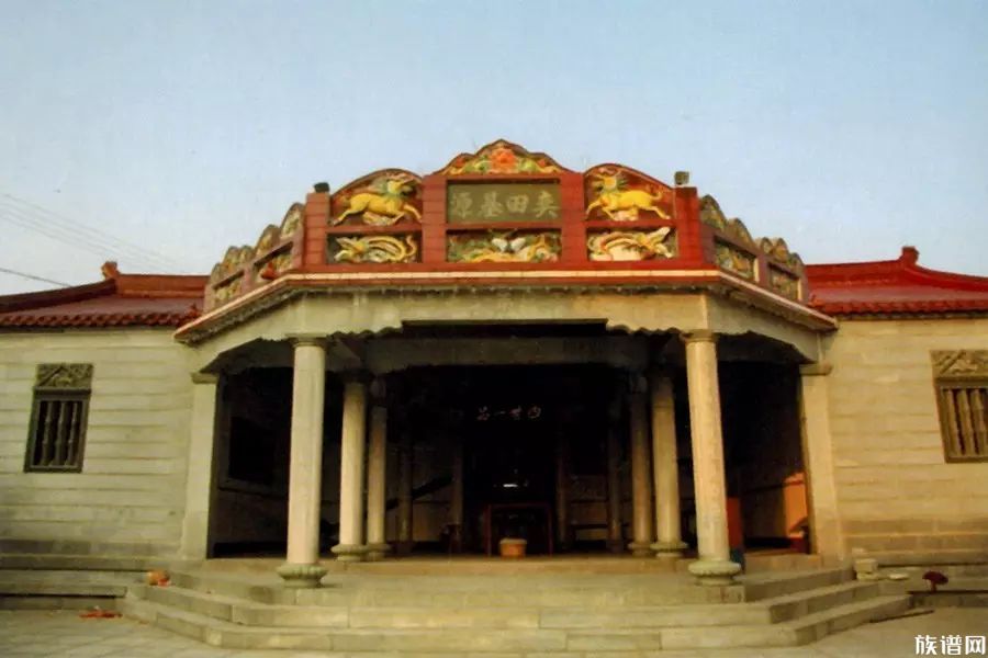 邱仁孙从大仑乡移居西港村,传霞同派(即中厝房,田墘房),霞园派邱氏奉