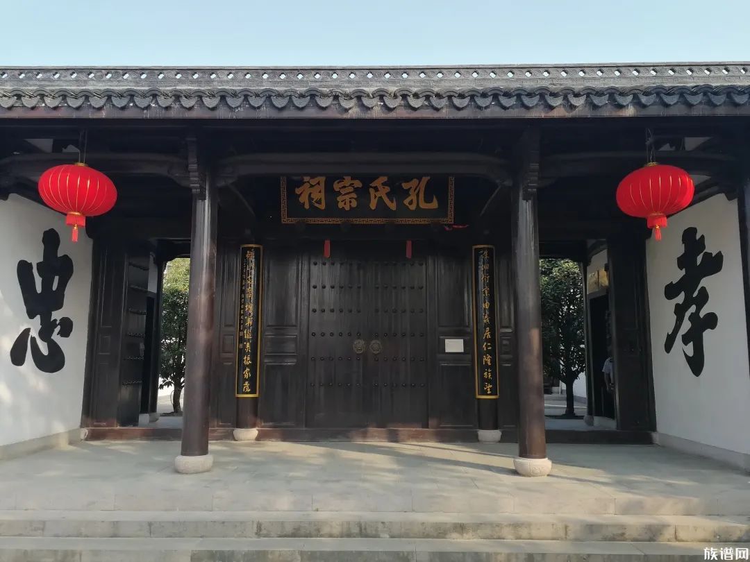 同时,在祠堂里,还刻着重建碑记等文章,都突出了孔氏宗族传承文化,继承