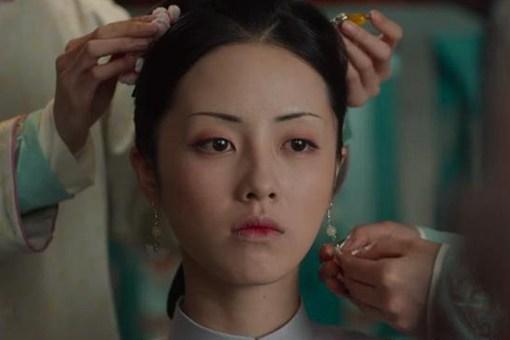 《梦回大清》中,郑春华是女主小薇穿越成为茗薇后的首位朋友,但是郑