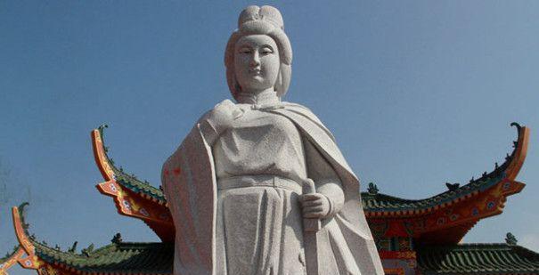 冼夫人庙前雕像